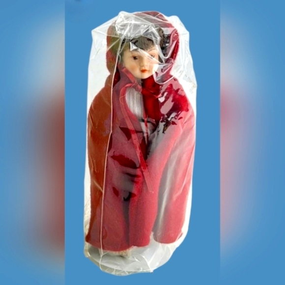 NIB VINTAGE 1985 AVON FAIRYTAIL COLLECTION LITTLE RED RIDING HOOD PORCELAIN DOLL - Picture 2 of 12